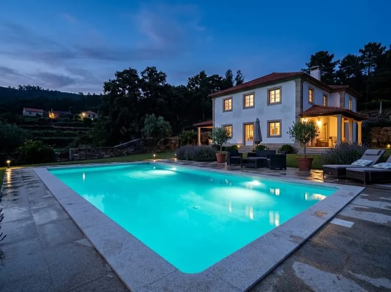Piscina iluminada ao anoitecer